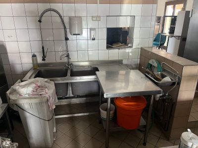 une cuisine avec un évier et une poubelle