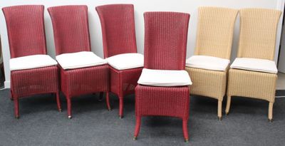 six chaises rouges et beiges sont alignées contre un mur blanc