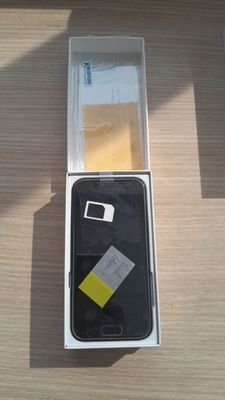 une boîte avec un téléphone à l'intérieur sur une table