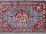 un tapis oriental orné d'un motif en médaillon sur fond bleu