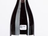 une bouteille de vin posée sur une table