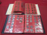 un livre rouge contenant un tas de pièces de monnaie