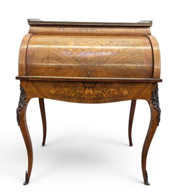 un bureau ancien avec un plateau en bois et des pieds sculptés