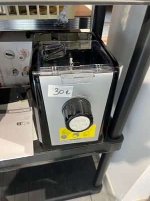 une photo d'un micro-ondes posé sur une étagère dans une cuisine