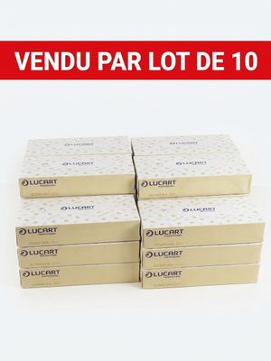 quatre boîtes de chocolats sont empilées les unes sur les autres sur une surface blanche