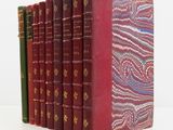 plusieurs livres sont alignés sur une surface blanche