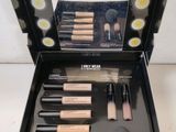 une boîte contenant des produits de maquillage, posée sur une table