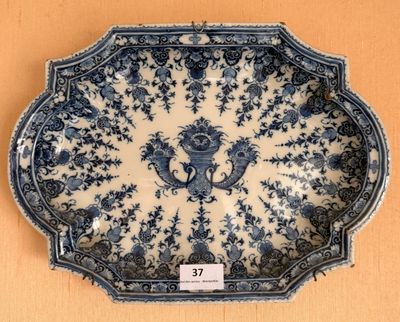 une assiette bleue et blanche ornée d'un motif floral