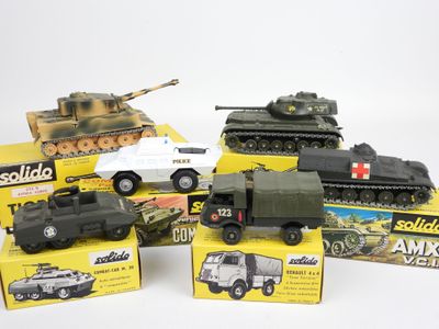 de nombreux véhicules militaires miniatures exposés sur la table