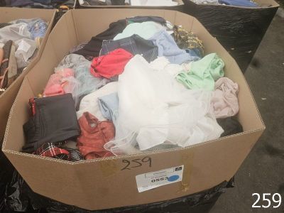 de nombreux cartons de vêtements posés par terre