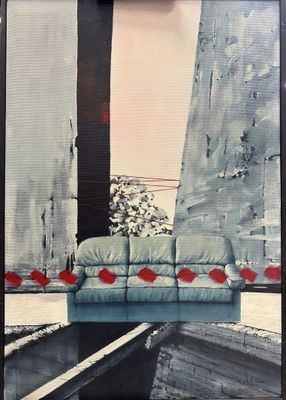 un tableau représentant un canapé dans une pièce avec une fenêtre