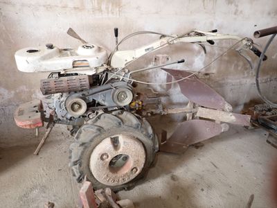 une petite machine qui se trouve dans une pièce sale