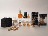 de nombreux flacons de parfum posés sur une table blanche