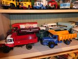 de nombreux modèles différents de camions miniatures sur une étagère