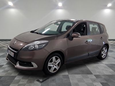 la photo d'une voiture marron garée dans un garage