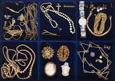 Ensemble de bijoux fantaisie comprenant colliers, broches, é… - Photo 1