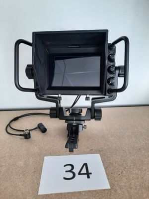 un gros plan d'un appareil photo posé sur un trépied et portant le numéro 34