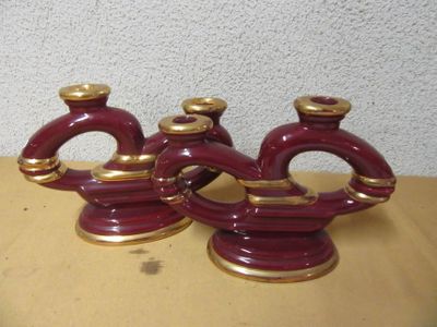 trois vases rouges et dorés posés sur une table
