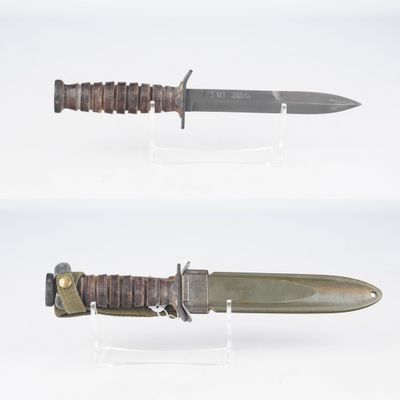 deux vues différentes d'un couteau posé sur une surface blanche