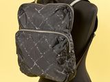 l'arrière d'un sac à dos noir sur un mannequin, un mannequin, un mannequin, un mannequin, un mannequin, un mannequin, un mannequin, un mannequin