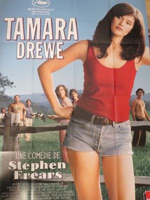 affiche du film « Tamara Drewe », mettant en scène une jeune femme vêtue d'un débardeur rouge et d'un short en jean