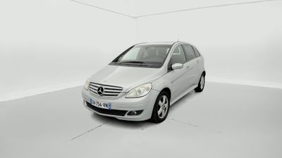 La Mercedes Classe B est garée dans une pièce blanche