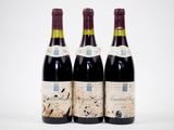trois bouteilles de vin sont alignées sur une surface blanche
