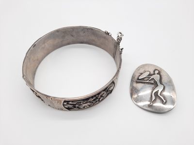 un vieux bracelet en argent et un bracelet en argent orné d'un oiseau