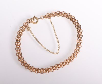 a close up of a gold chain bracelet with a clasp