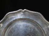 un plateau d'argent posé sur une table