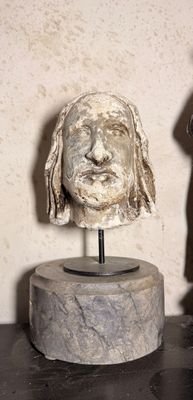 deux statues représentant un homme et une femme assis sur une table