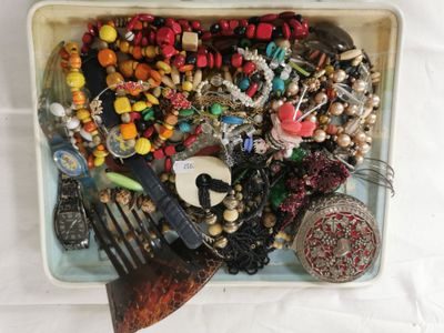 un plateau rempli de bijoux variés posé sur une table