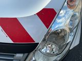 un gros plan d'une voiture ornée d'une bande rouge et blanche