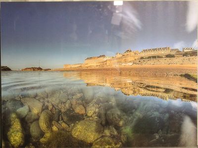 une photo d'une photo d'un lac avec des rochers dedans