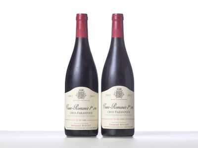 deux bouteilles de vin rouge posées sur une table