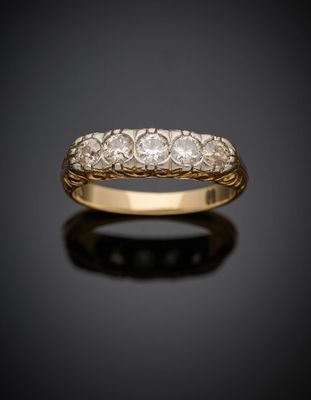 une bague en or et diamants, ornée de trois rangées de diamants