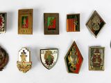 un grand nombre de badges sur une surface blanche