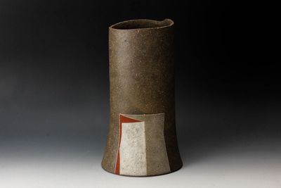 vase marron et blanc avec une bande rouge sur le côté