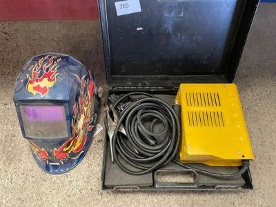 une photo d'un casque de soudage et d'autres équipements