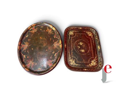 paire de plateaux anciens en fer-blanc, sur fond blanc, décorés de peinture rouge et dorée
