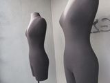 deux mannequins exposés dans un coin de la pièce