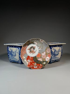 un petit bol orné d'un motif floral