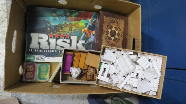 Un carton de jeux dont lego anciens