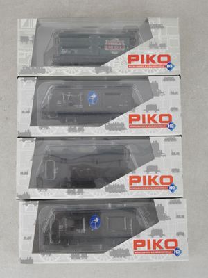 trois boîtes de trains miniatures Piko empilées les unes sur les autres