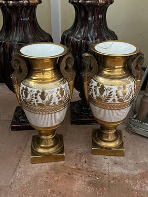 deux vases posés l'un à côté de l'autre sur le sol
