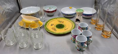 une table sur laquelle sont posées de nombreuses tasses et assiettes