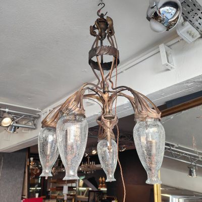 un lustre suspendu au plafond d'un restaurant
