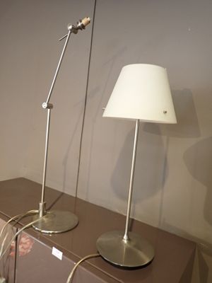 deux lampes posées sur une table