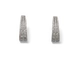 une paire de boucles d'oreilles créoles en diamant sur fond blanc