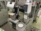 une machine qui se trouve au milieu d'une usine